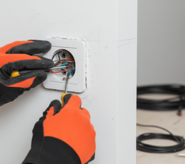 Cómo reparar una toma eléctrica en Medellín